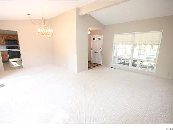 2nd image of 1550 Surrey Dr