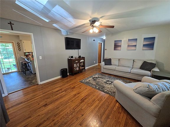 5th image of 403 Winchester St