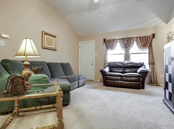 4th image of 553 Monarch Dr