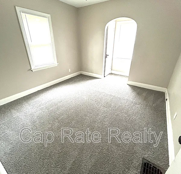 1366 Duxberry Ave — Photo 10