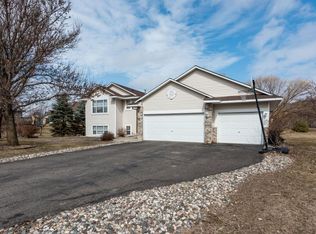 8772 Autumn Oaks Dr, Rockford, MN 55373