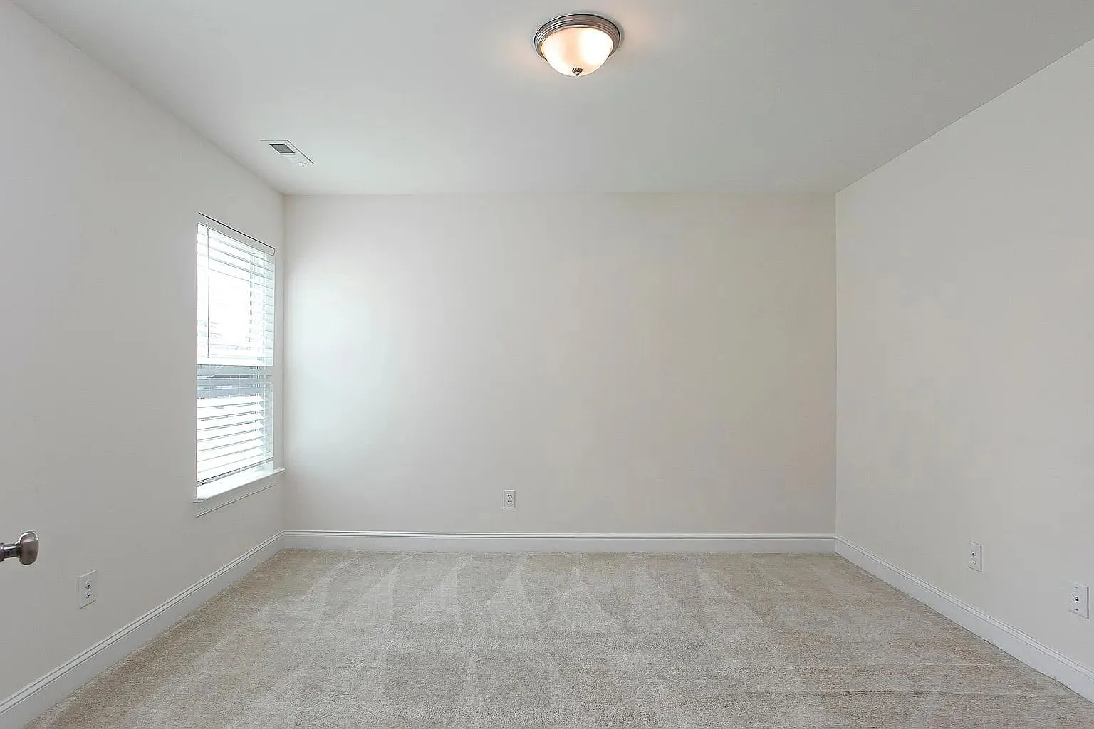 4 bed, 2.5 bath, 2560 sqft, $2,400 — Photo 4