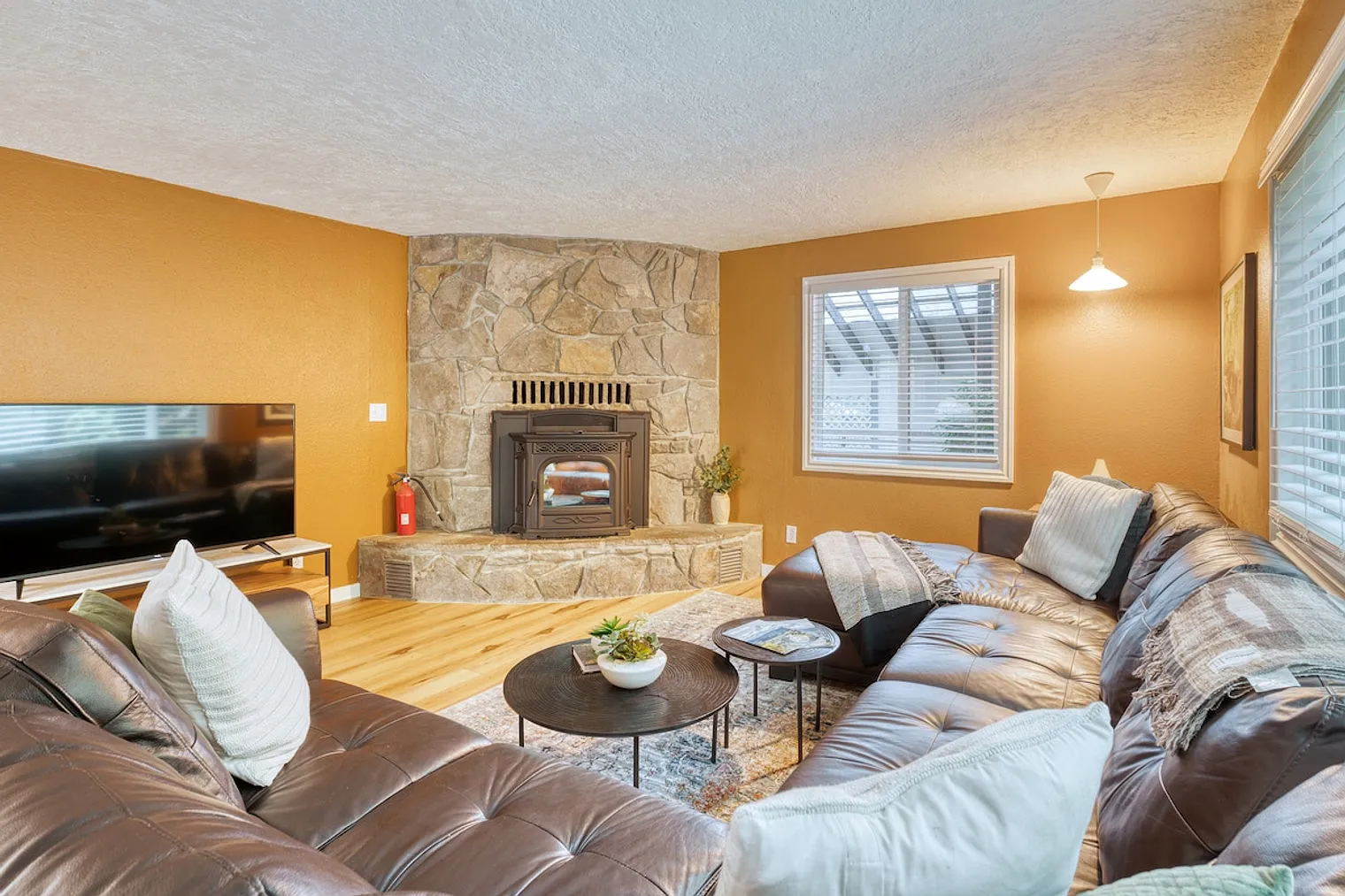 4 bed, 3.0 bath, 2507 sqft, $8,001 — Photo 2