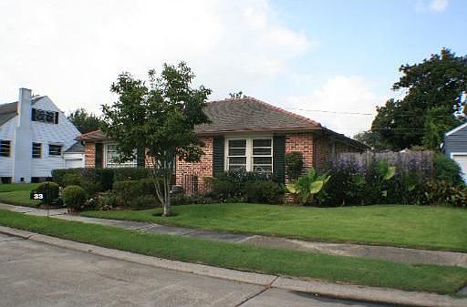 3rd image of 33 Beverly Garden Dr