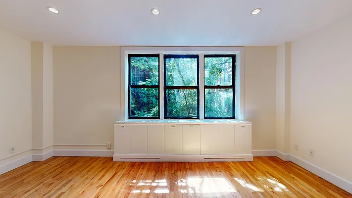 Rented by Bond New York | media 19