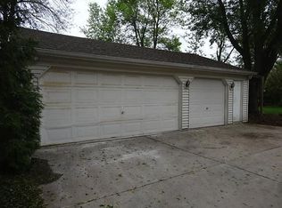 7223 Blackhawk Dr, Racine, WI 53402