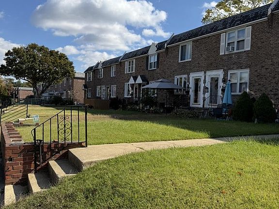 4th image of 422 Rively Ave