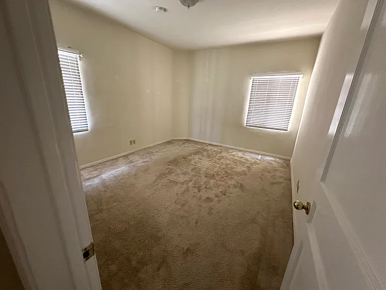 1623 Hillhurst Ave — Photo 4