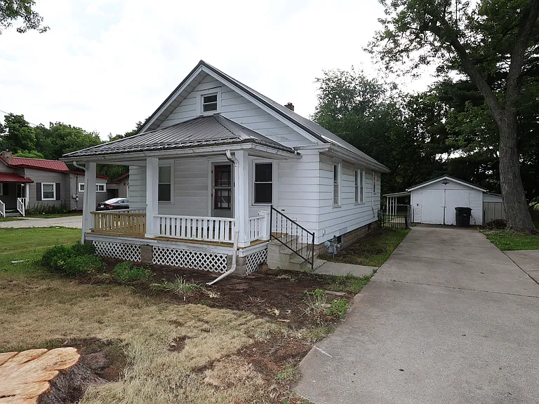 2908 Pleasant Plain Ave — Photo 1