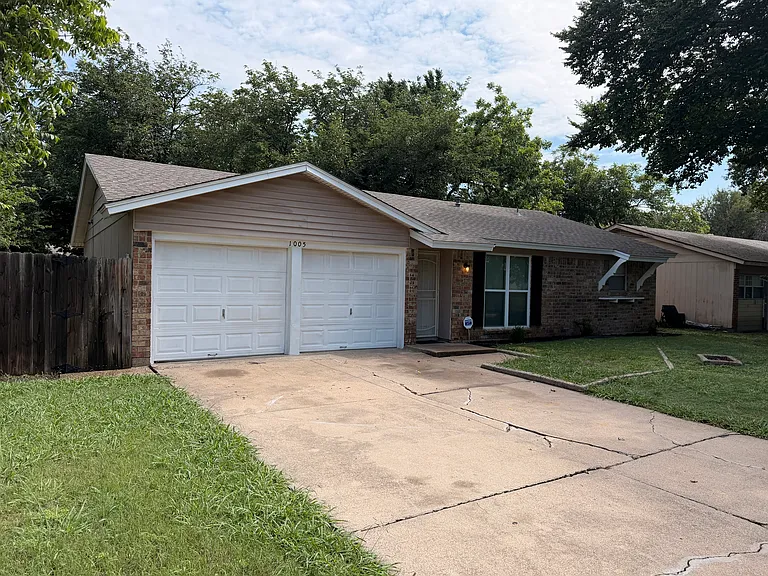 1005 Fairfax Ct — Photo 2