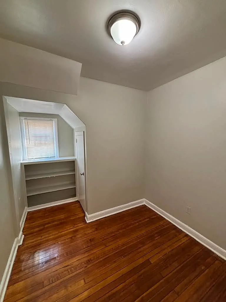 4 bed, 1100 sqft, $2,495 — Photo 2