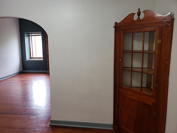 4th image of 920 Lincolnway