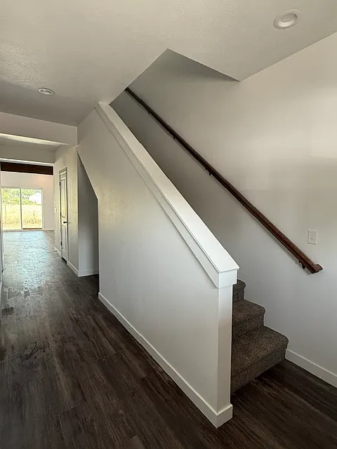 3 bed, 2.5 bath, 1600 sqft, $1,990 — Photo 2