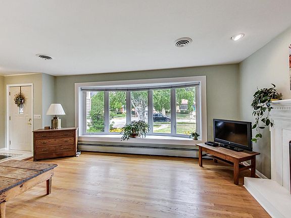 4th image of 944 S Parkside Ave