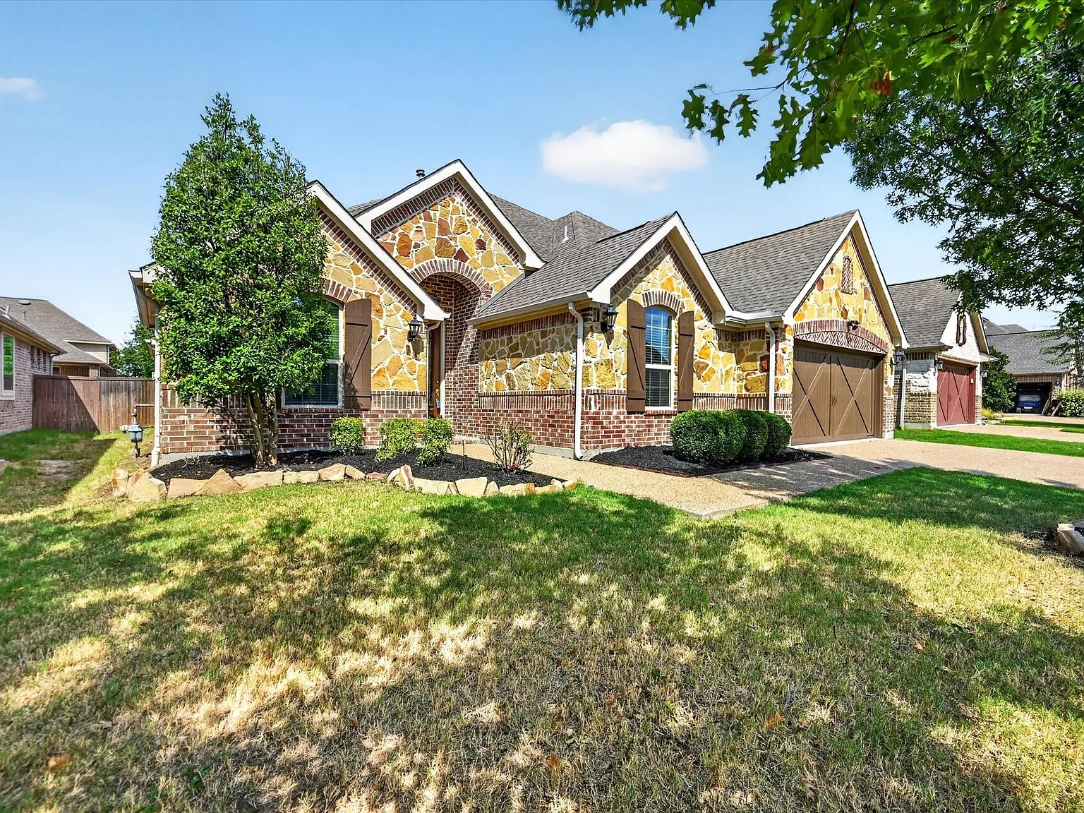 4 bed, 2.5 bath, 2256 sqft, $3,000 — Photo 2