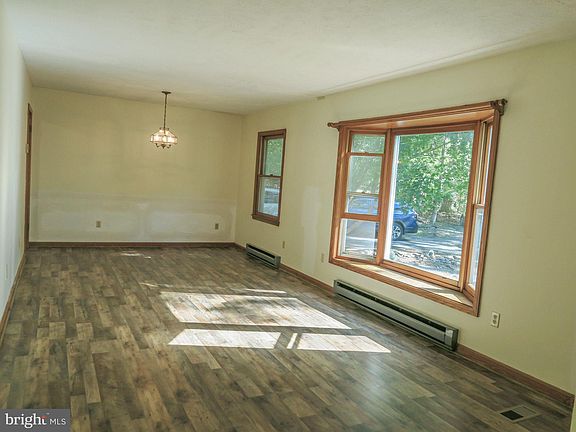 4th image of 261 White Oak Ct