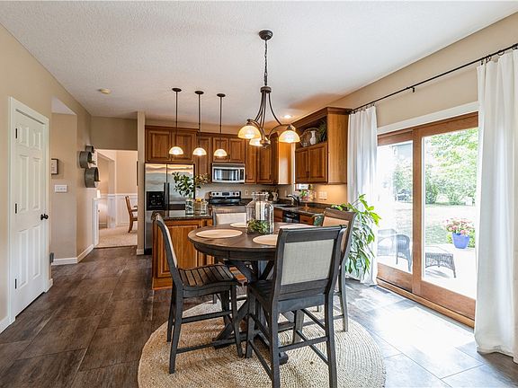 5th image of 7526 Barnsley Dr