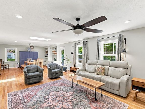 2nd image of 2420 Castle Pl