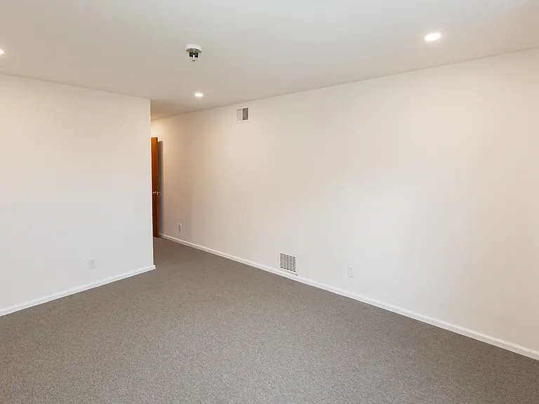 446 Niantic Ave — Photo 4