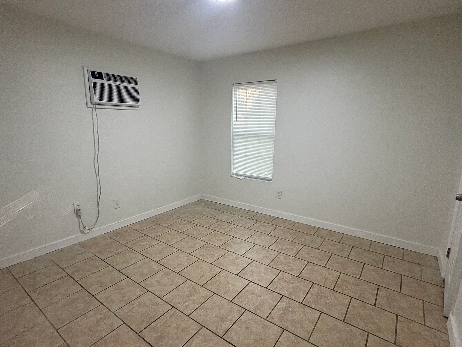 2-Bedroom Home with Detached Backyard Studio Pet Friendly! — Photo 4