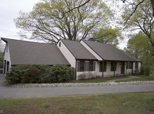 6 Oak St, Chester, NJ 07930