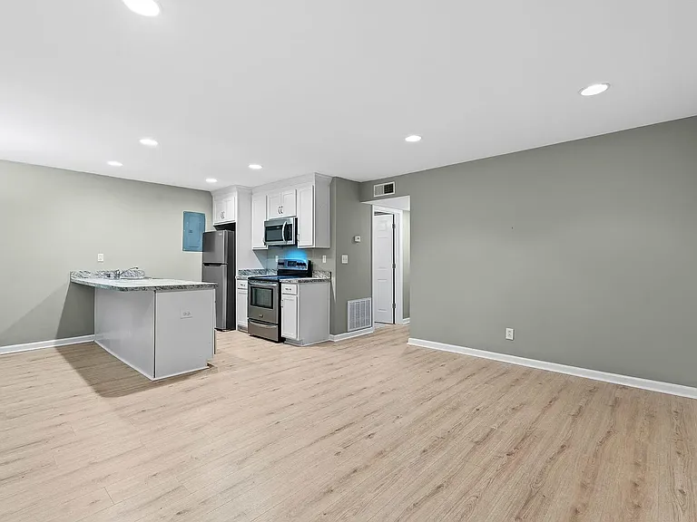 333 E 4th St #B10 — Photo 13