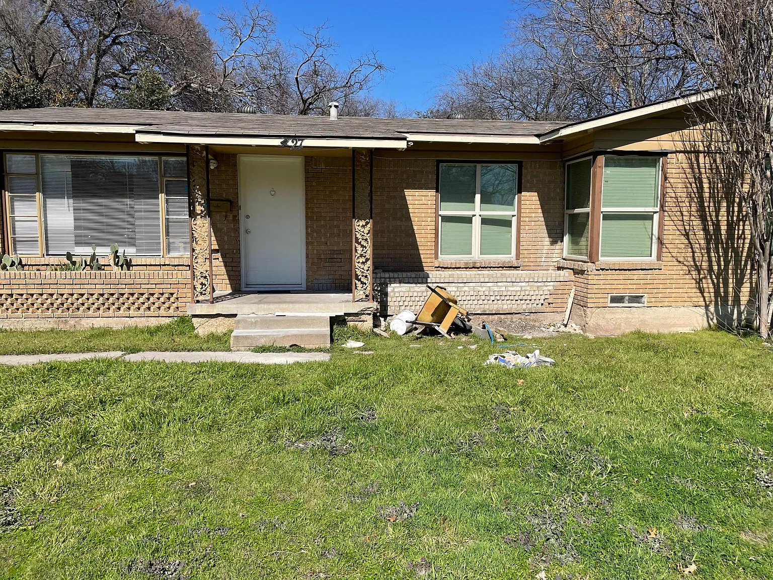 3 bed, 1.5 bath, 1308 sqft, $1,600 — Photo 1