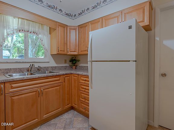 2nd image of 295 Pine St