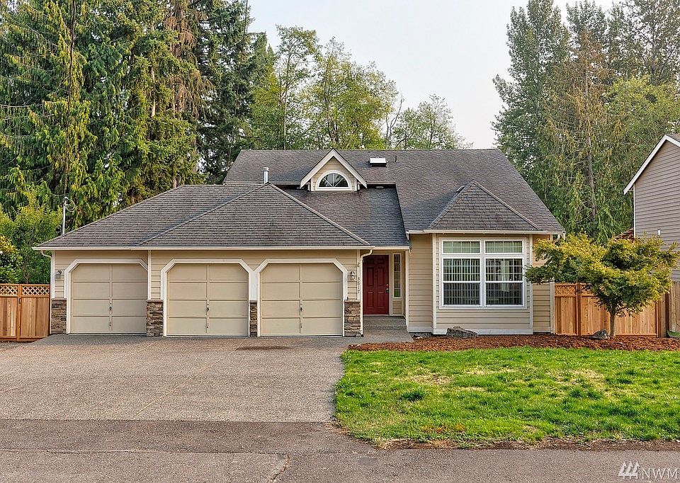 Welcome to your very own slice of elegance and comfort complete with a 3 car garage! Ideally located in Federal Way. The exterior is beautifully accented by stacked stone, white trim and a stylish red door.