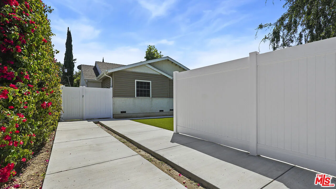 3 bed, 2.0 bath, 1227 sqft, $4,000 — Photo 3