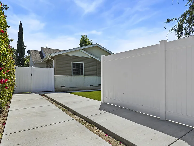 13842 Hamlin St — Photo 3