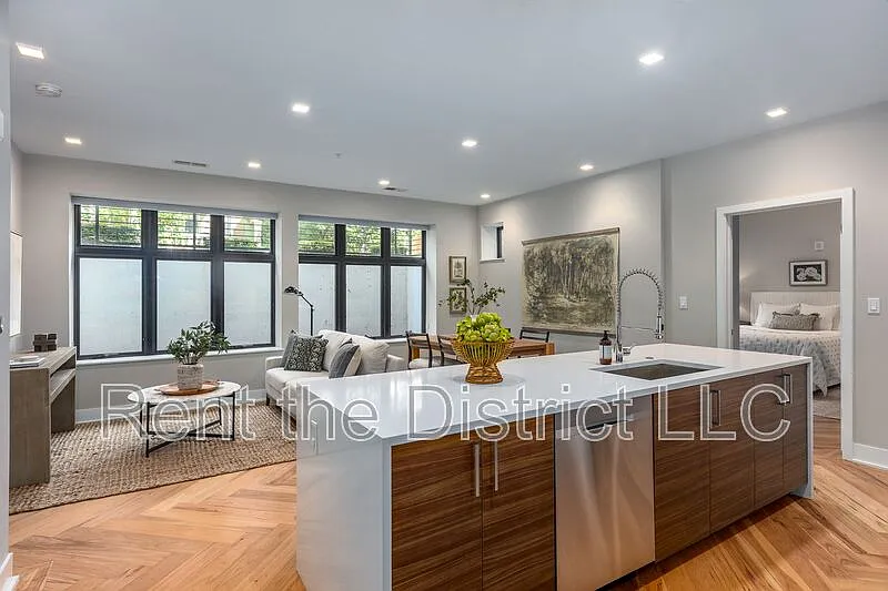 2 bed, 2.0 bath, 1058 sqft, $3,300 — Photo 2