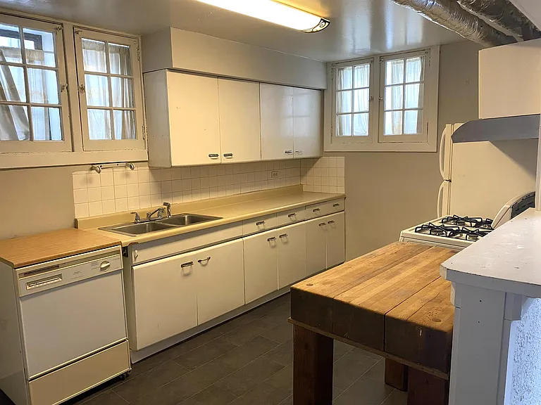 Frances Apartments — Photo 2