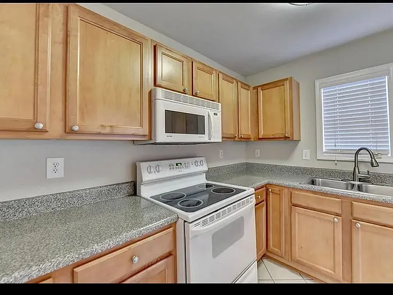 810 Summer Pl — Photo 12