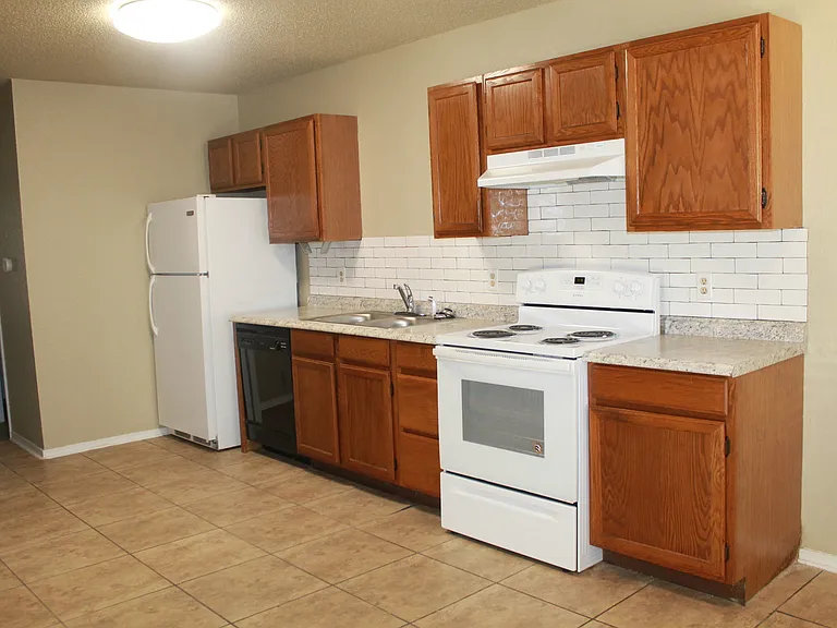 8511 Justin Pl — Photo 2