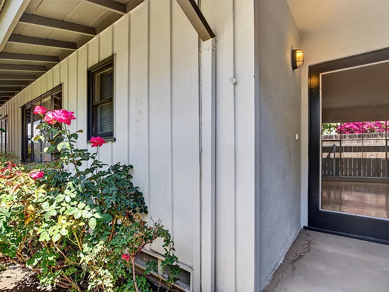 425 S Los Robles Ave — Photo 5