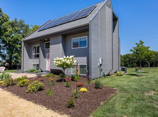 1040 W Betsy Dr, Elizabeth, IL 61028