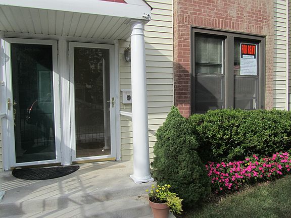 2nd image of 1146 W Newport Ave #1