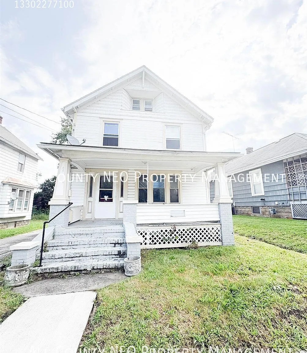 Charming and conveniently located 2-bedroom, 1-bath home in Akron! — Photo 1