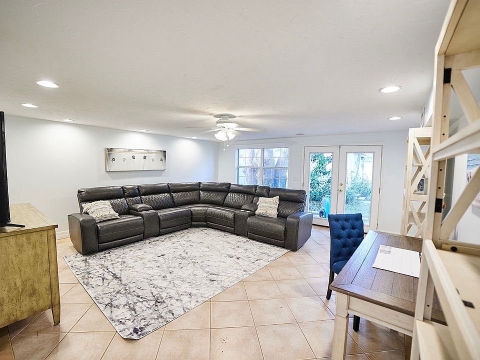 1st image of 819 4th Ave N