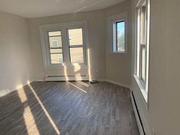 5th image of 2401 W 2nd St APT 2