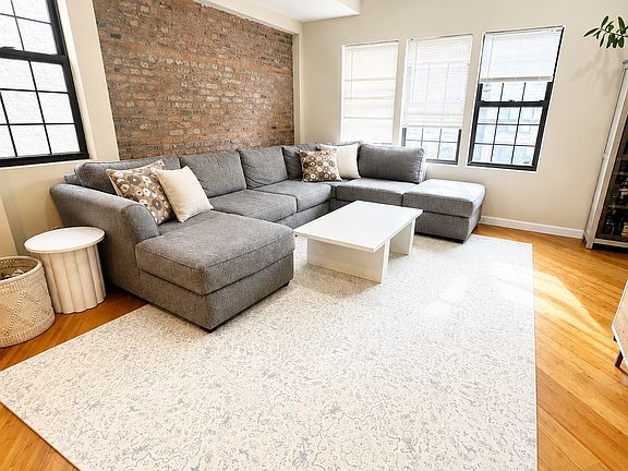 2nd image of 1522 W Superior St #2