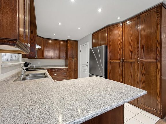 5th image of 2259 Lynden St