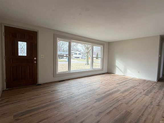 4th image of 1503 Glencoe Blvd