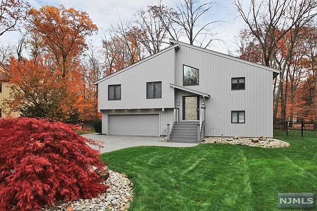 1st image of 8 Lesa Ln