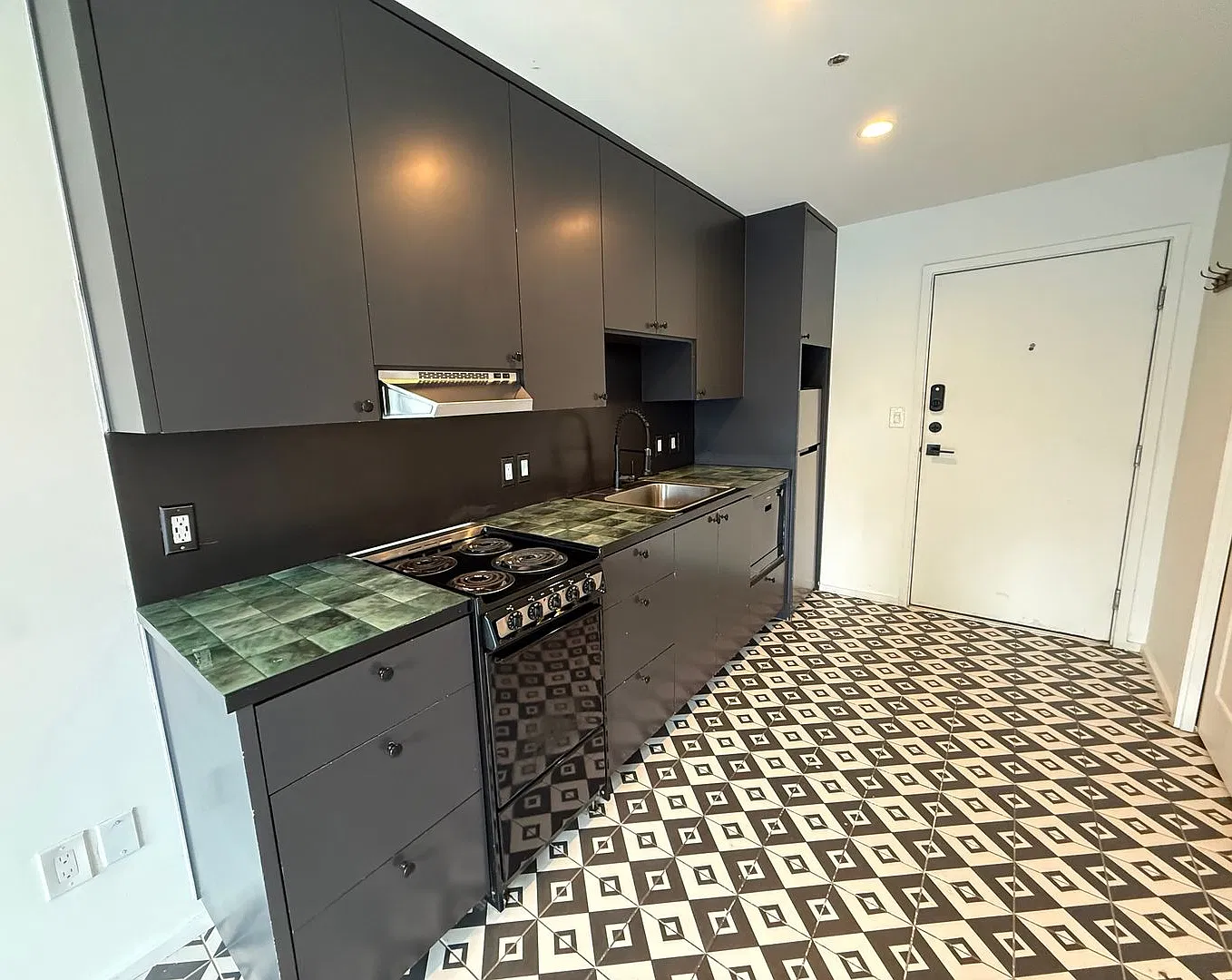 201 Academy Dr — Photo 2
