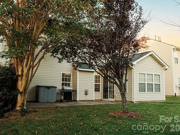 3rd image of 1457 Prestbury Rd NW