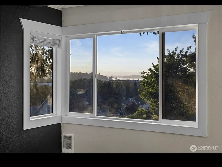 2036 E Morton St — Photo 3