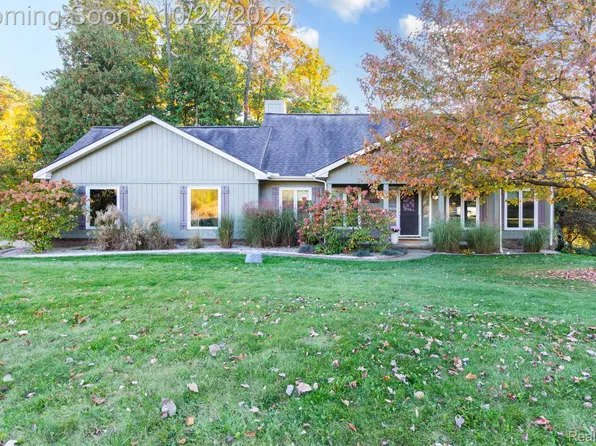 7101 Dark Lake Dr, Clarkston, MI 48346