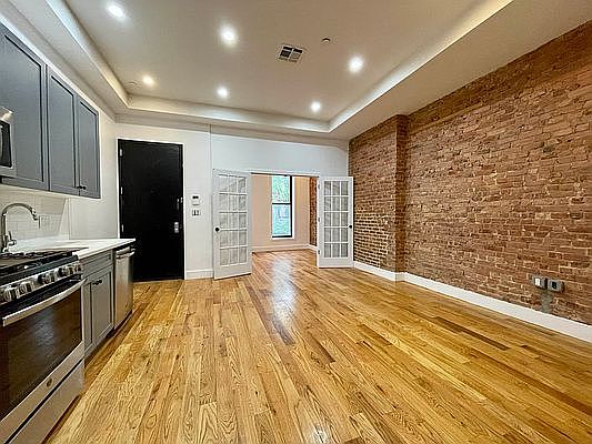 4th image of 1385 Pacific St #1